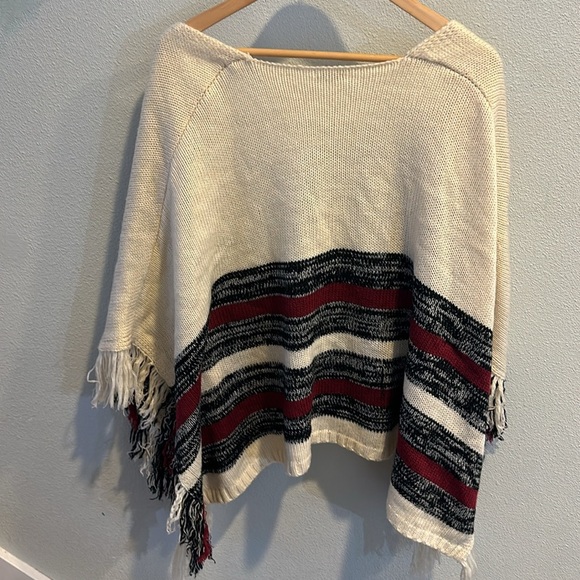 Poncho with fringe - Picture 3 of 5